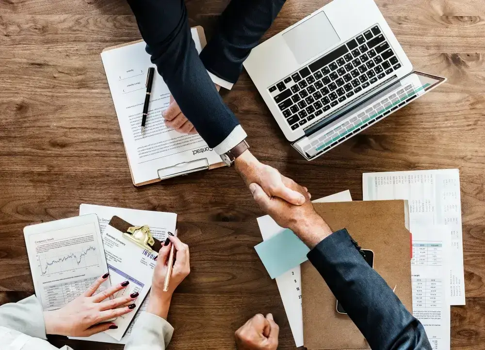 aperto maos reuniao negocios documentos laptop graficos