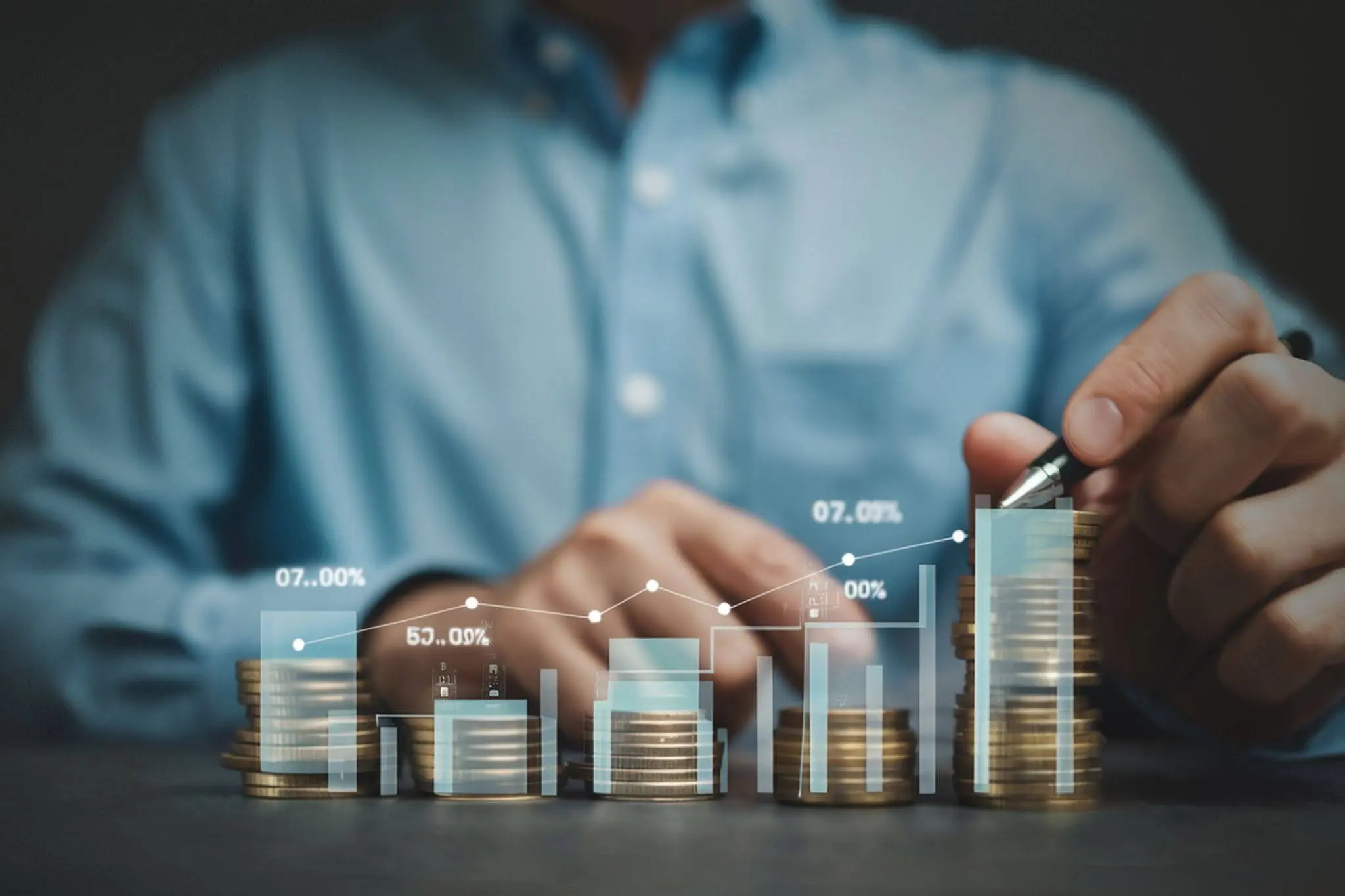 Homem com moedas simbolizando investimento