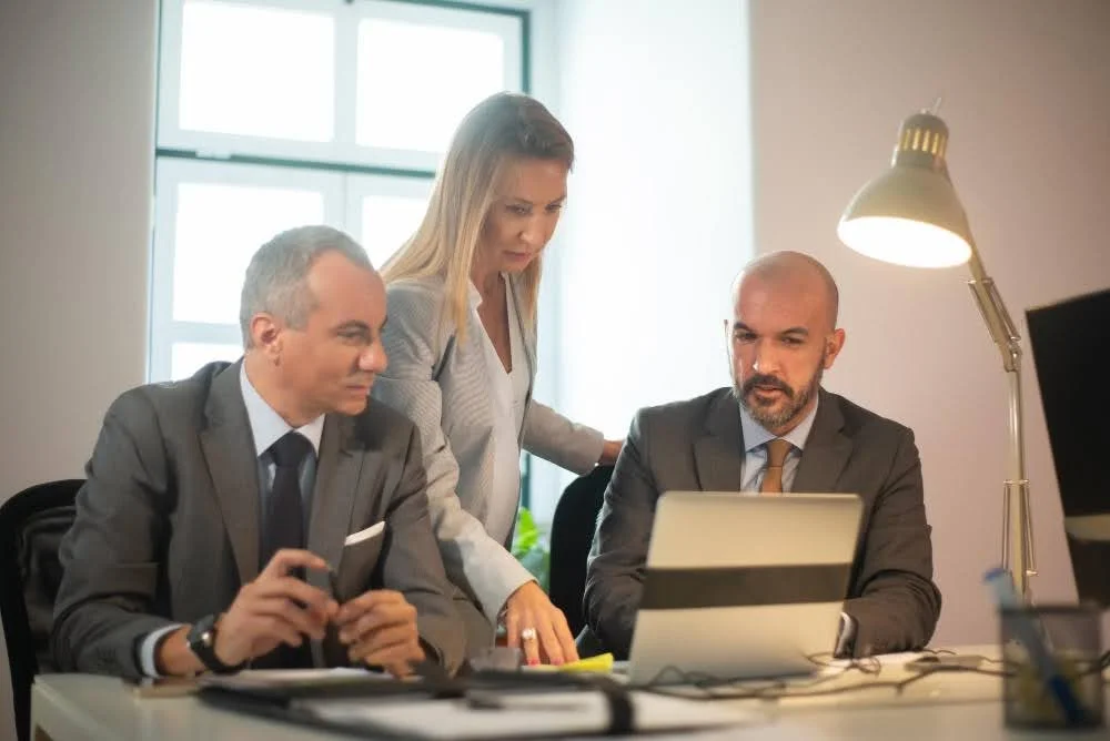 equipe de negócios em reunião maximizando o valuation