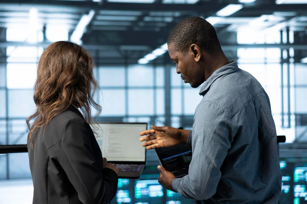 profissionais analisando ondas do setor tech b2b