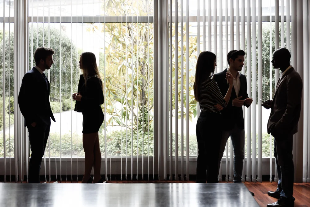investidores conversando em ambiente corporativo assessoria sell-side