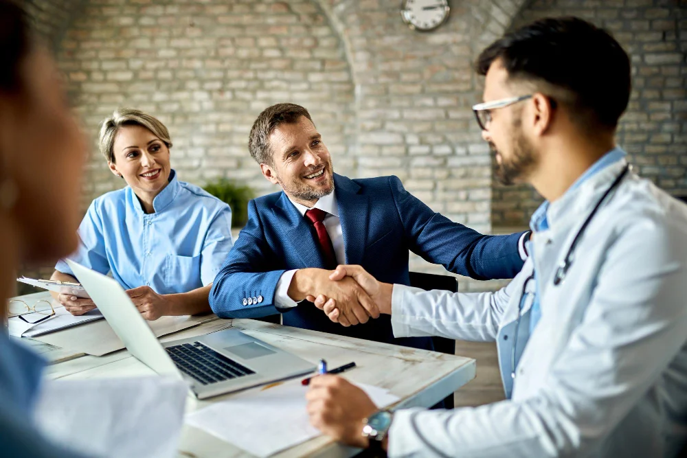 investidores negociando com medico setor de saude
