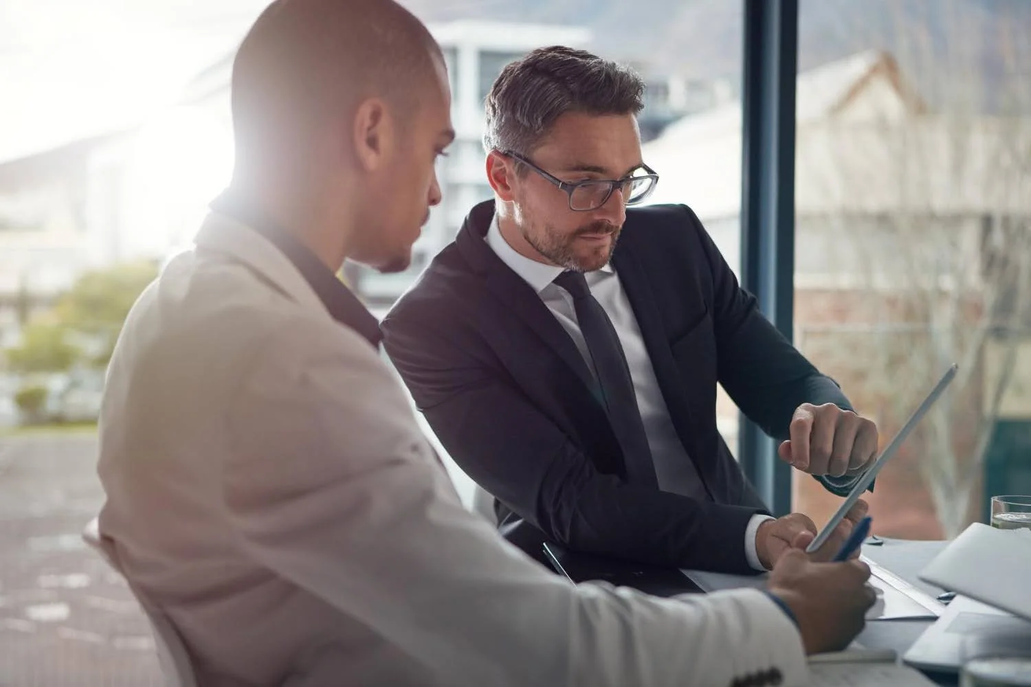 reuniao negocios homens discutindo private equity smart money